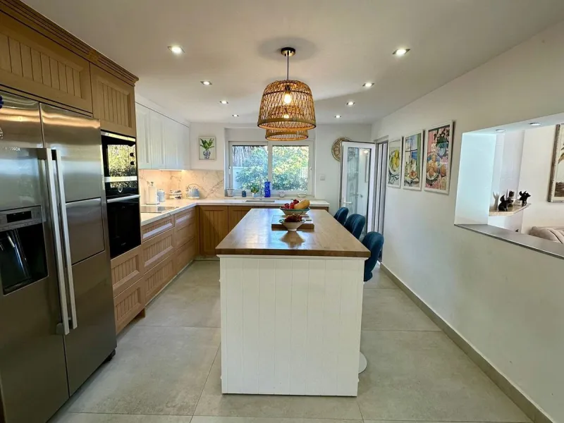 House - Detached Villa в продаже в Estepona, Málaga. В доме 6 спален и 5 ванных комнат. Площадь дома 200 м²