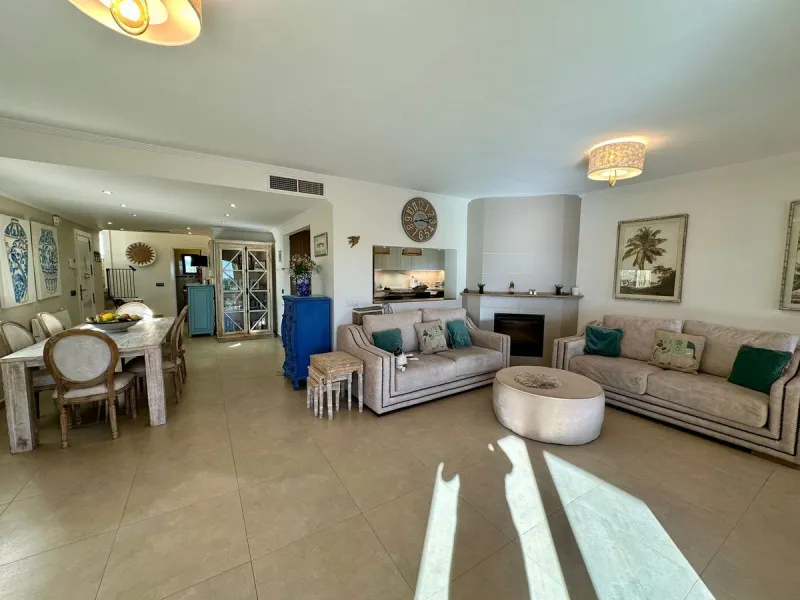 House - Detached Villa в продаже в Estepona, Málaga. В доме 6 спален и 5 ванных комнат. Площадь дома 200 м²