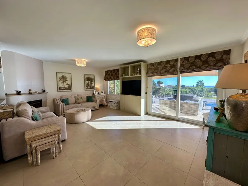 House - Detached Villa в продаже в Estepona, Málaga. В доме 6 спален и 5 ванных комнат. Площадь дома 200 м²