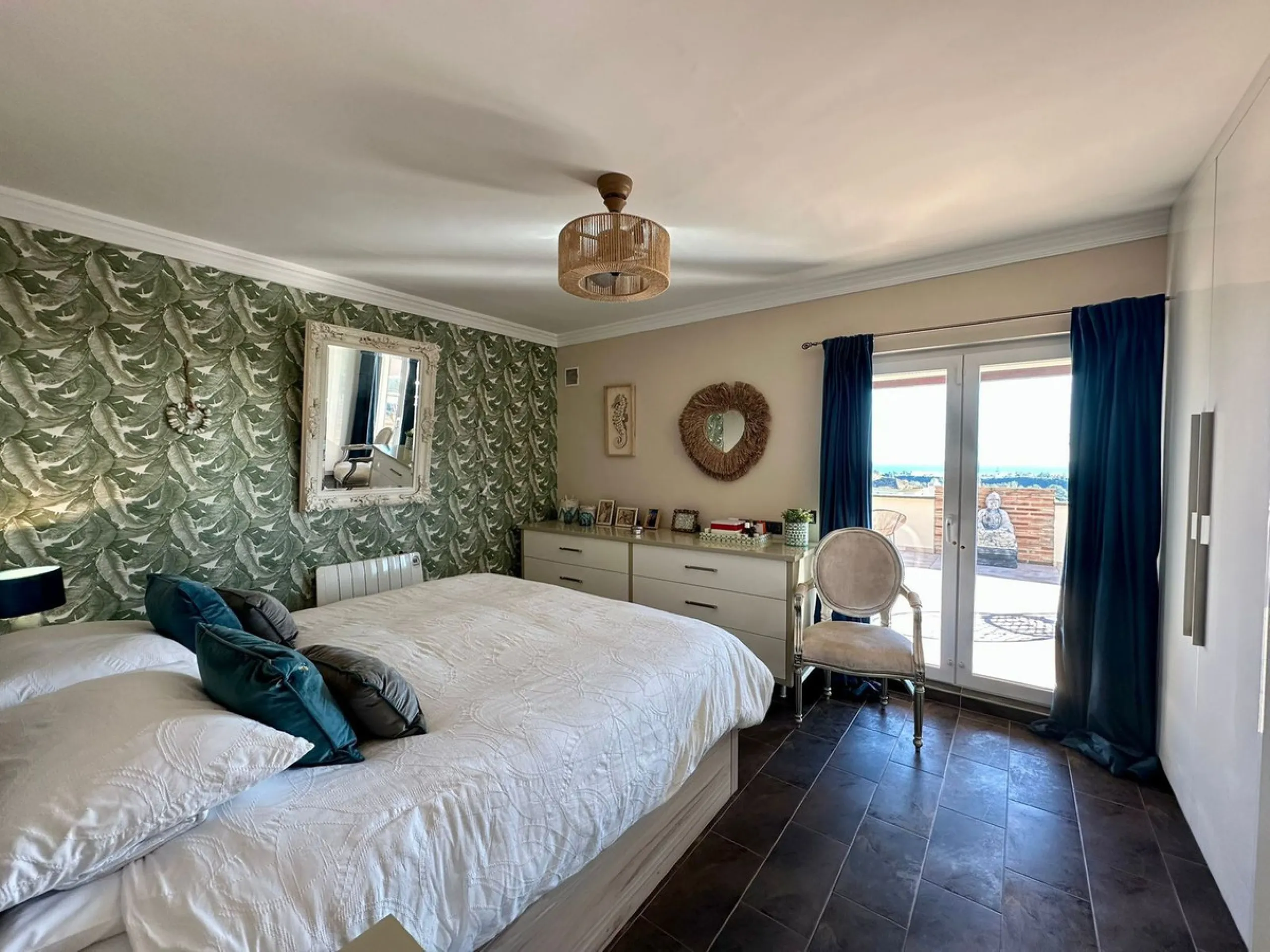 House - Detached Villa в продаже в Estepona, Málaga. В доме 6 спален и 5 ванных комнат. Площадь дома 200 м²