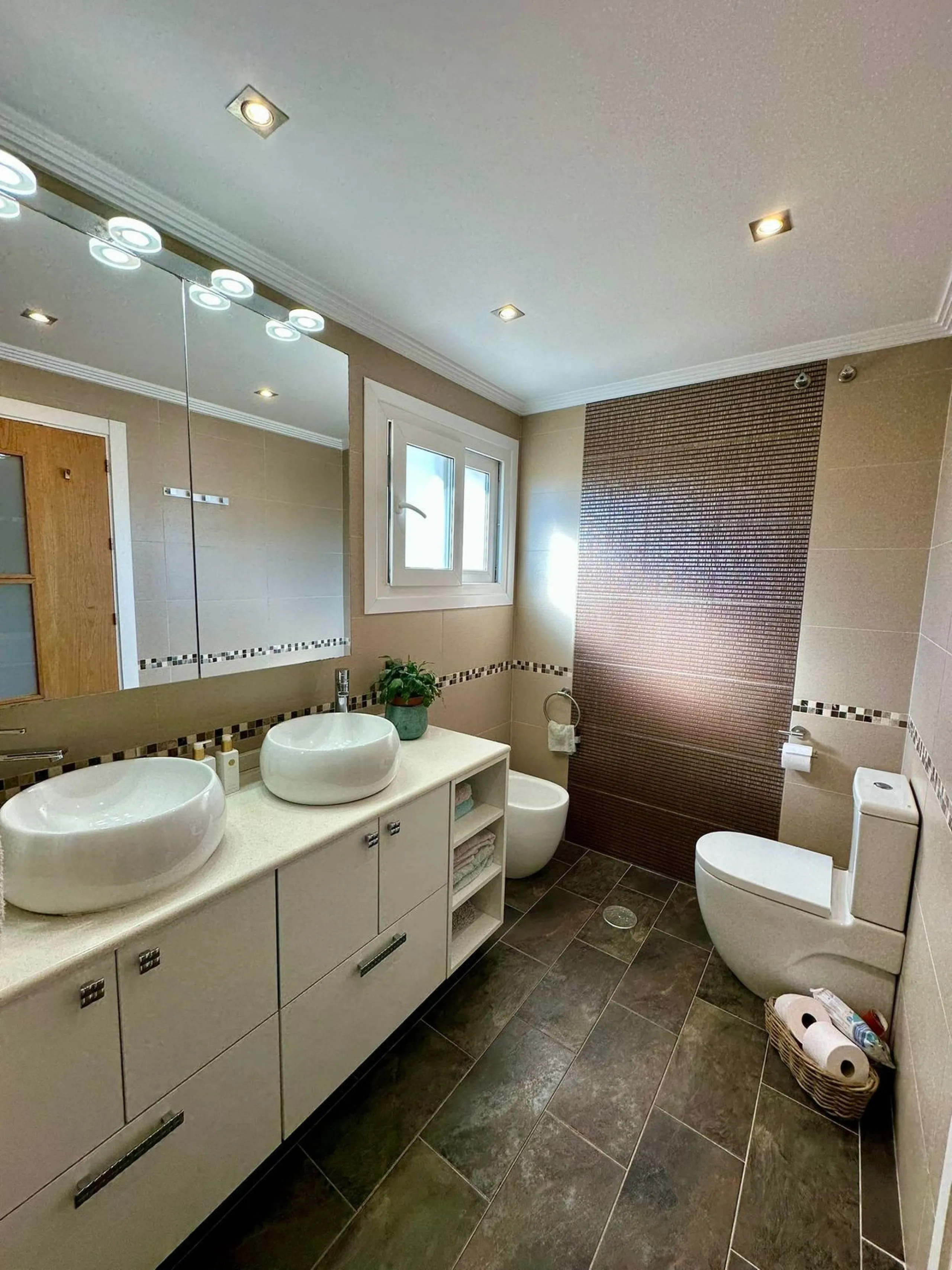 House - Detached Villa в продаже в Estepona, Málaga. В доме 6 спален и 5 ванных комнат. Площадь дома 200 м²