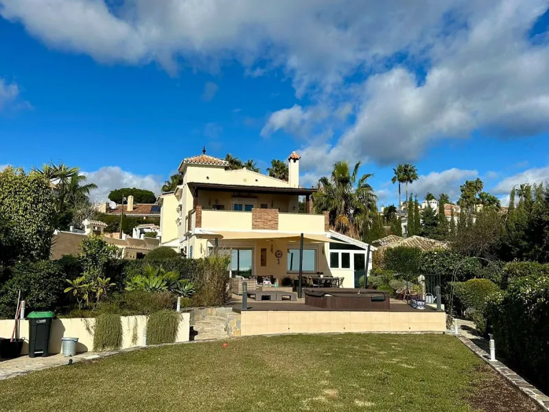 House - Detached Villa в продаже в Estepona, Málaga. В доме 6 спален и 5 ванных комнат. Площадь дома 200 м²