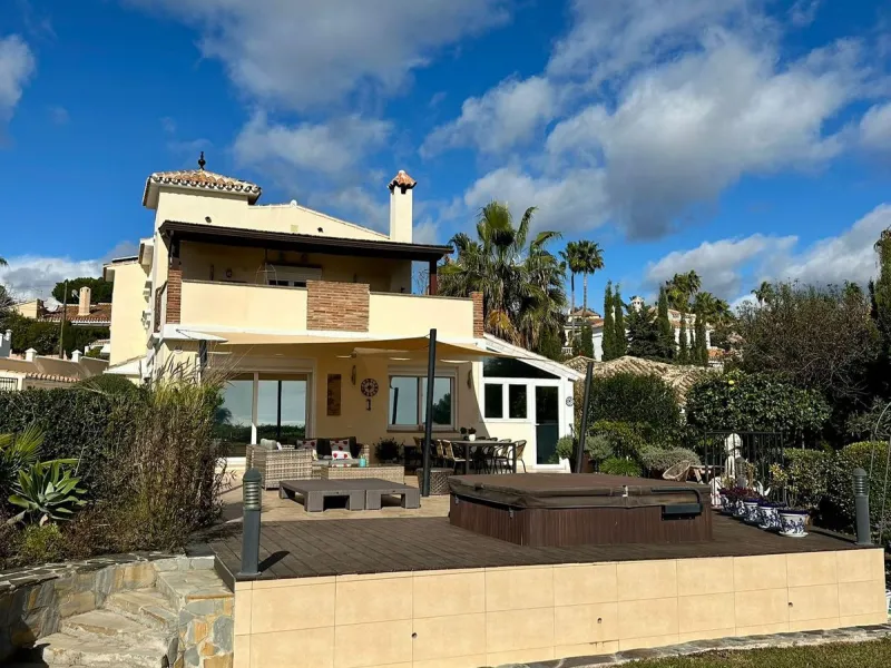 House - Detached Villa в продаже в Estepona, Málaga. В доме 6 спален и 5 ванных комнат. Площадь дома 200 м²