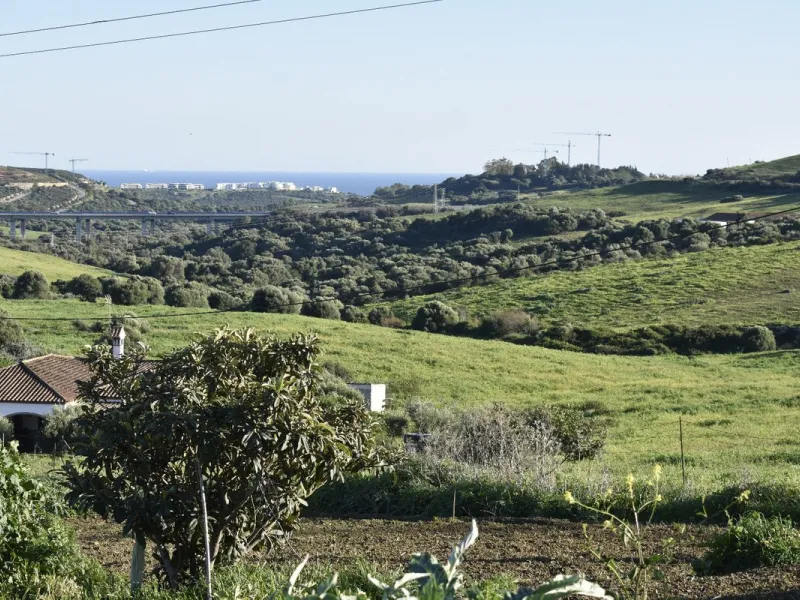 Cortijo for Sale in Casares – 25,000 m² Plot with Panoramic Sea Views near Finca Cortesín