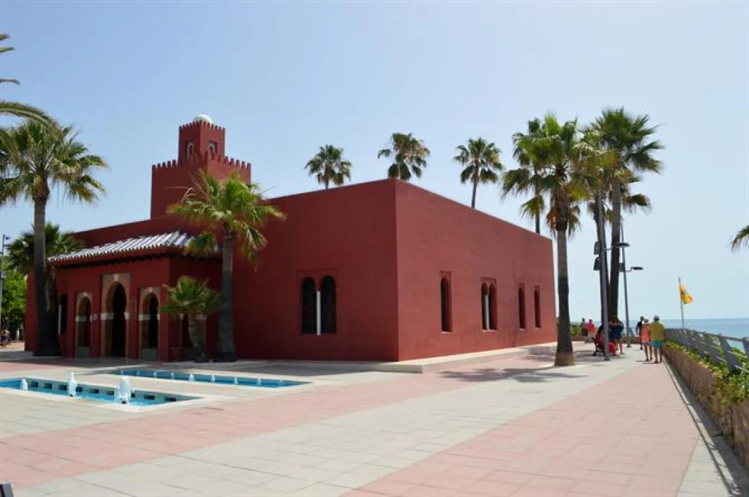 Beachfront with spectacular sea views!