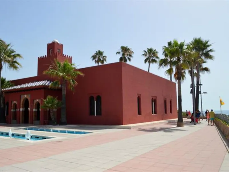Beachfront with spectacular sea views!