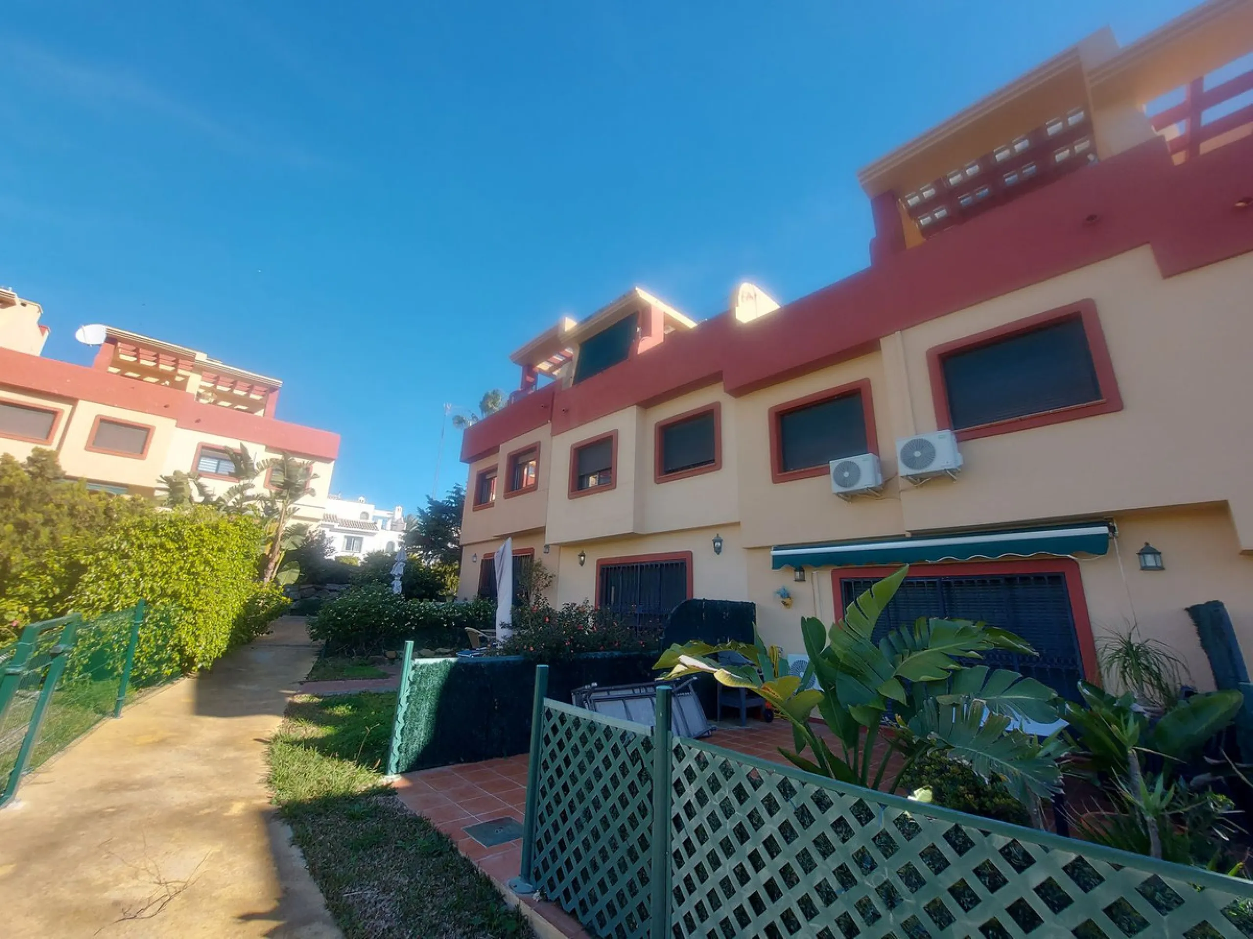 House - Townhouse в продаже в Manilva, Málaga. В доме 3 спален и 2 ванных комнат. Площадь дома 116 м². Площадь участка 24 м²