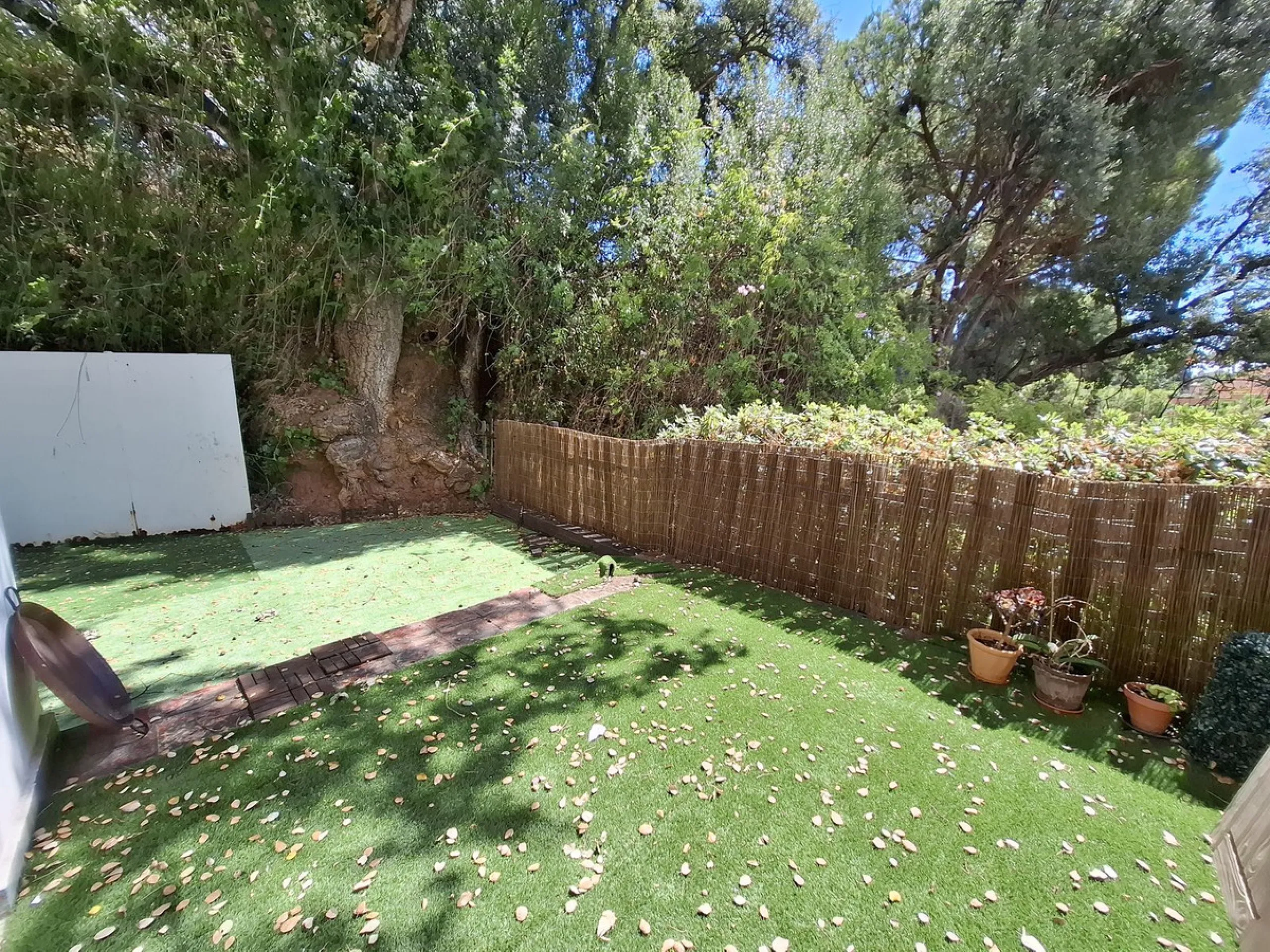 Corner ground-floor apartment with great potential and garden in Río Real, Marbella