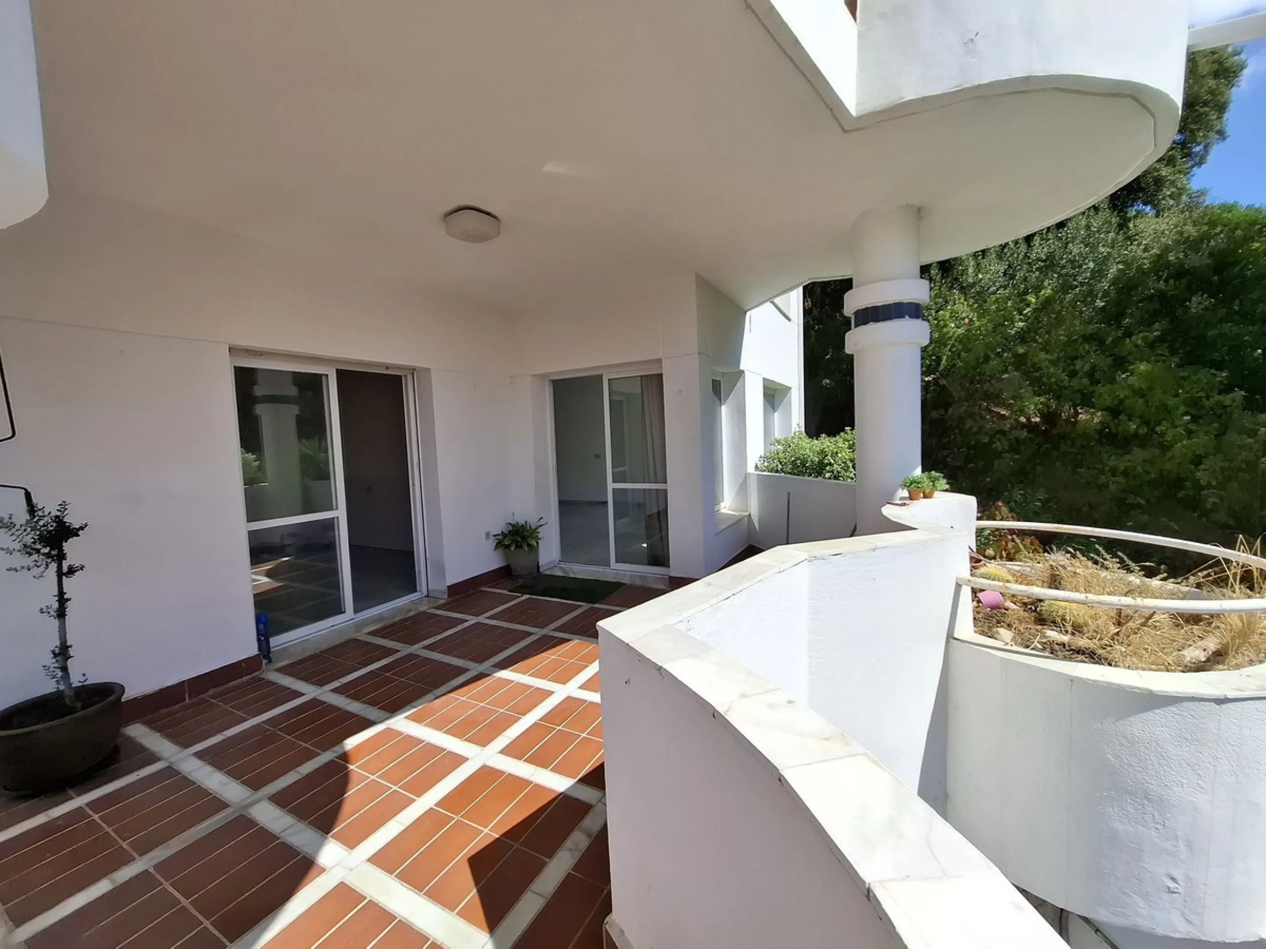 Corner ground-floor apartment with great potential and garden in Río Real, Marbella