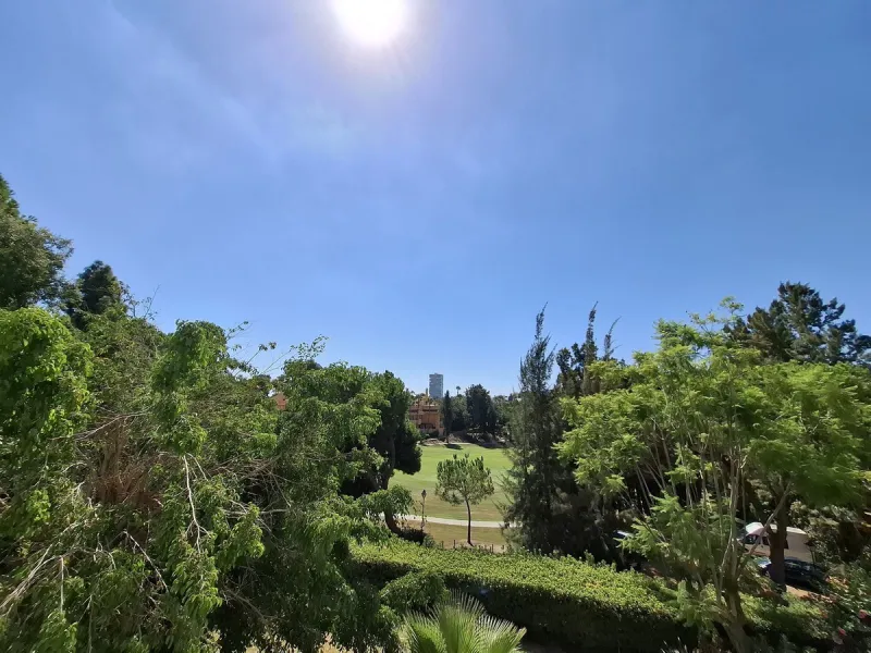 Corner ground-floor apartment with great potential and garden in Río Real, Marbella