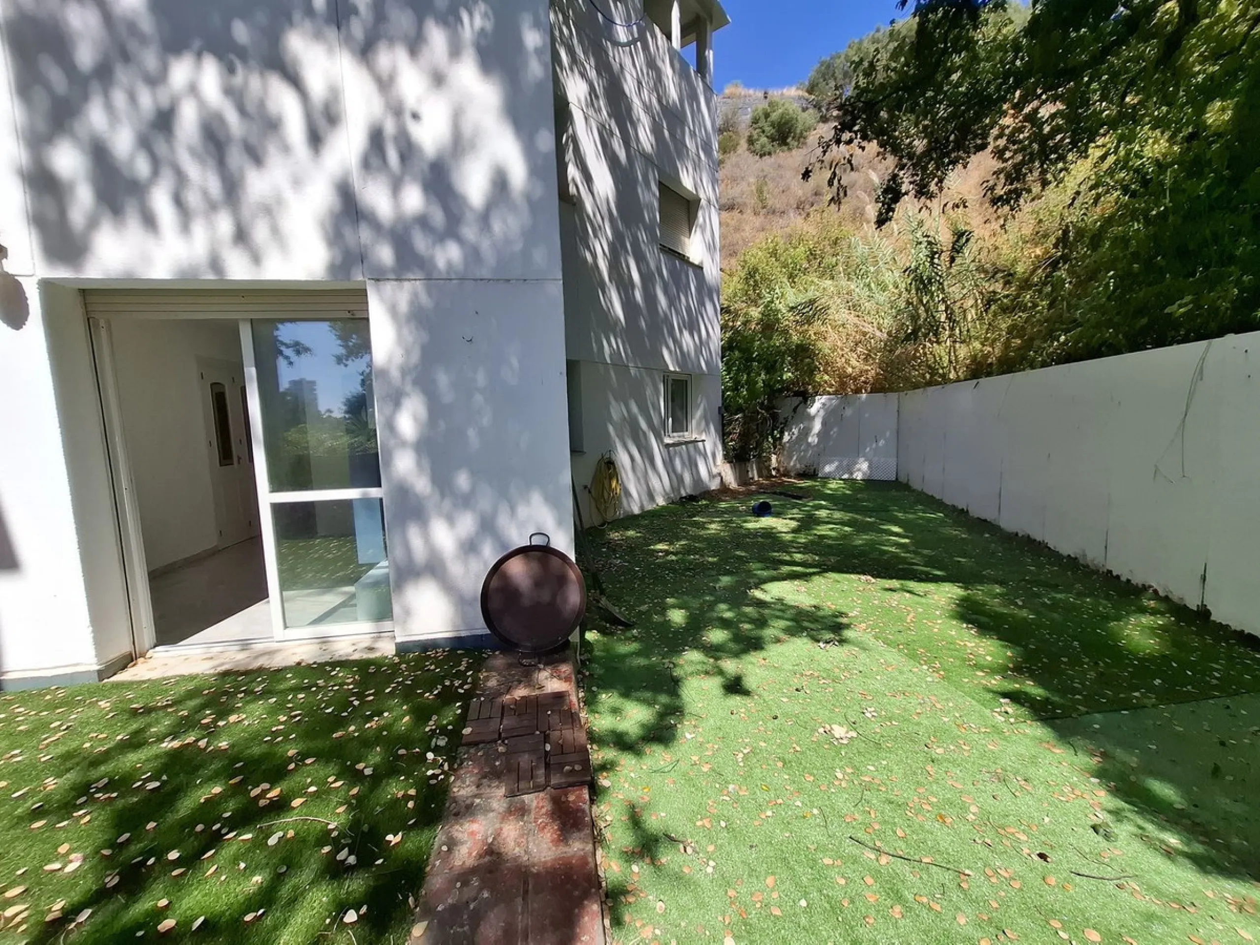 Corner ground-floor apartment with great potential and garden in Río Real, Marbella