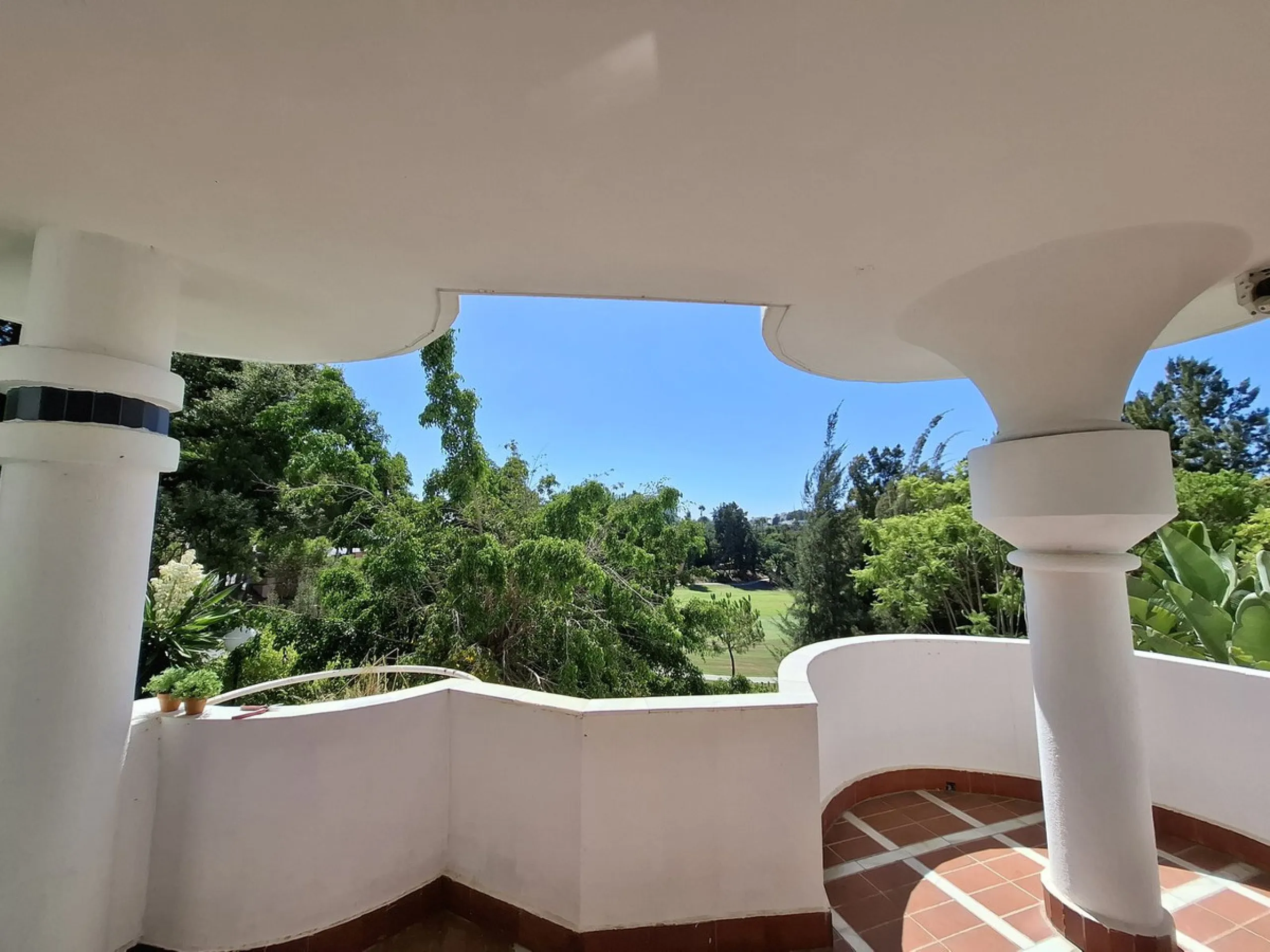 Corner ground-floor apartment with great potential and garden in Río Real, Marbella