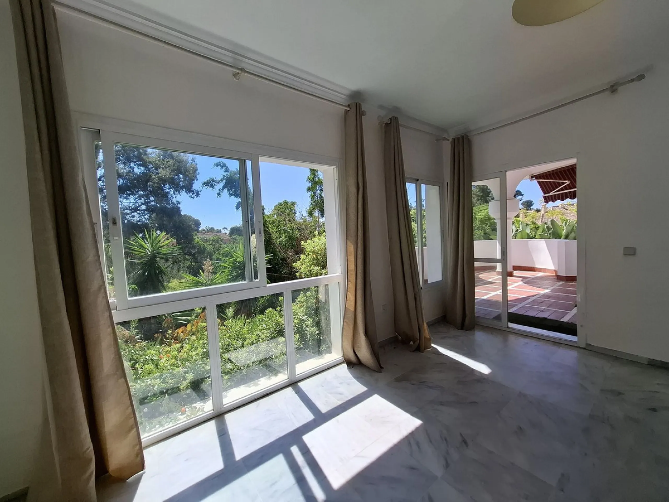 Corner ground-floor apartment with great potential and garden in Río Real, Marbella
