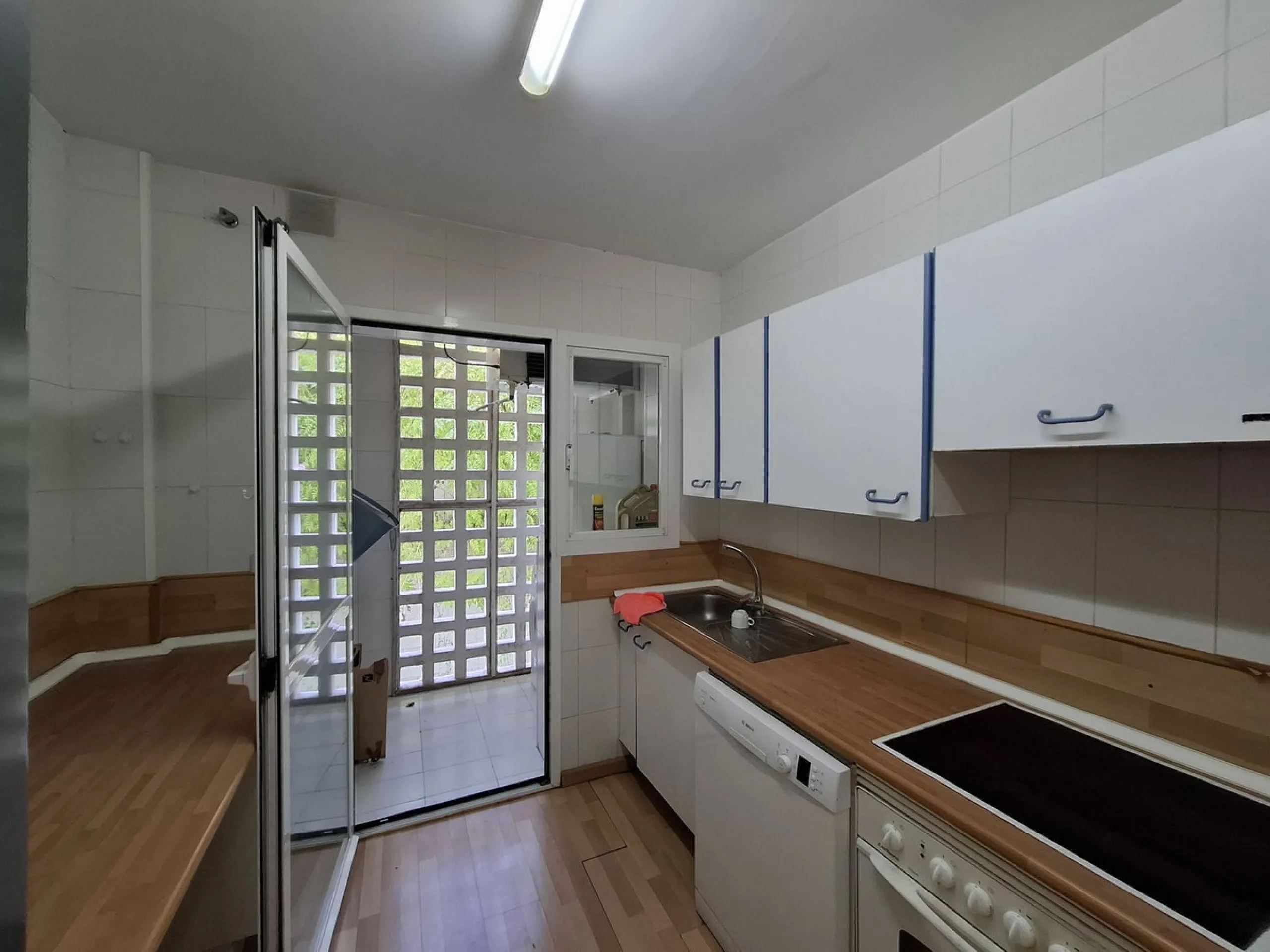 Corner ground-floor apartment with great potential and garden in Río Real, Marbella