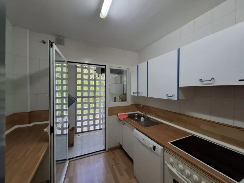 Corner ground-floor apartment with great potential and garden in Río Real, Marbella