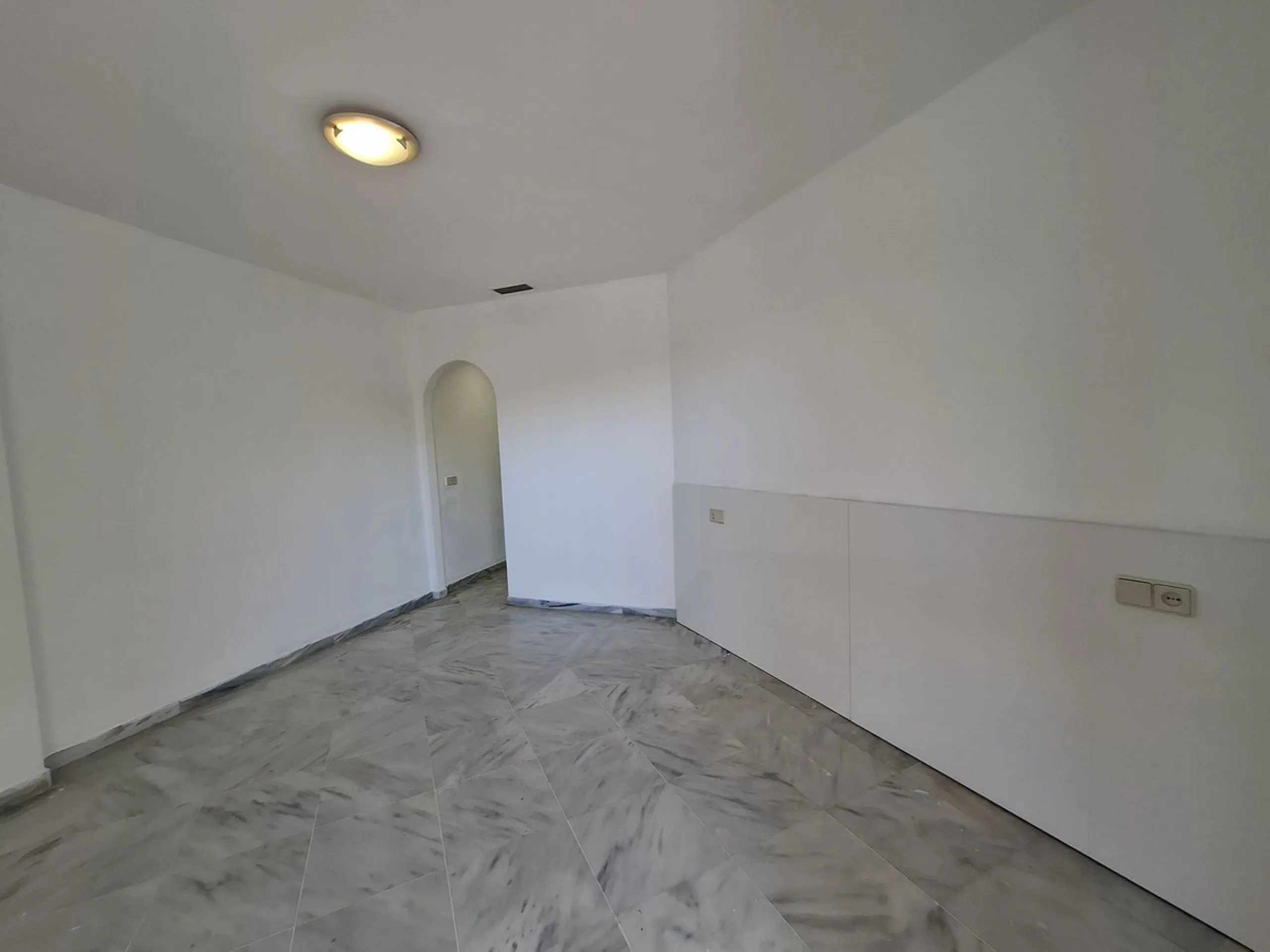 Corner ground-floor apartment with great potential and garden in Río Real, Marbella