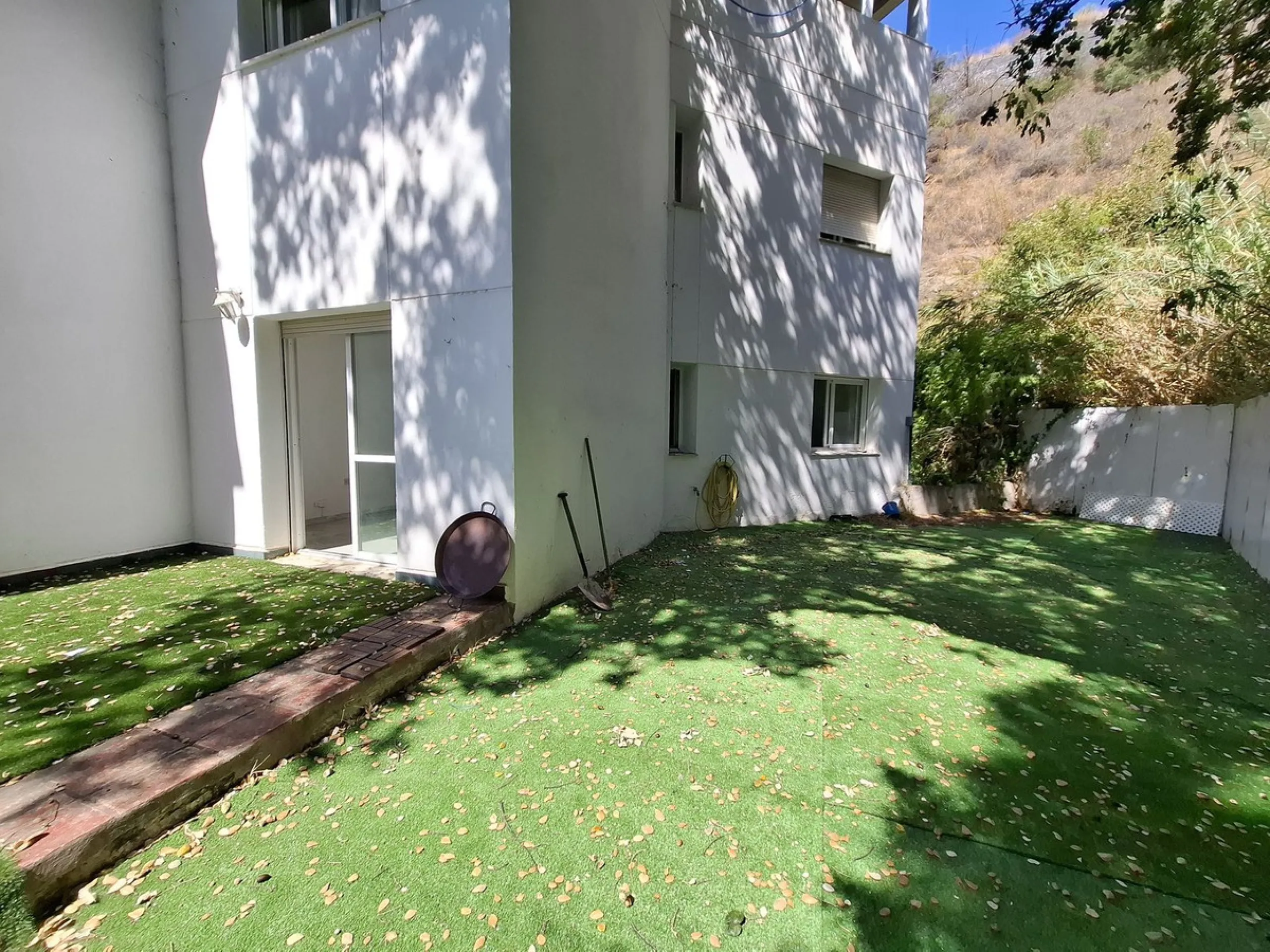 Corner ground-floor apartment with great potential and garden in Río Real, Marbella