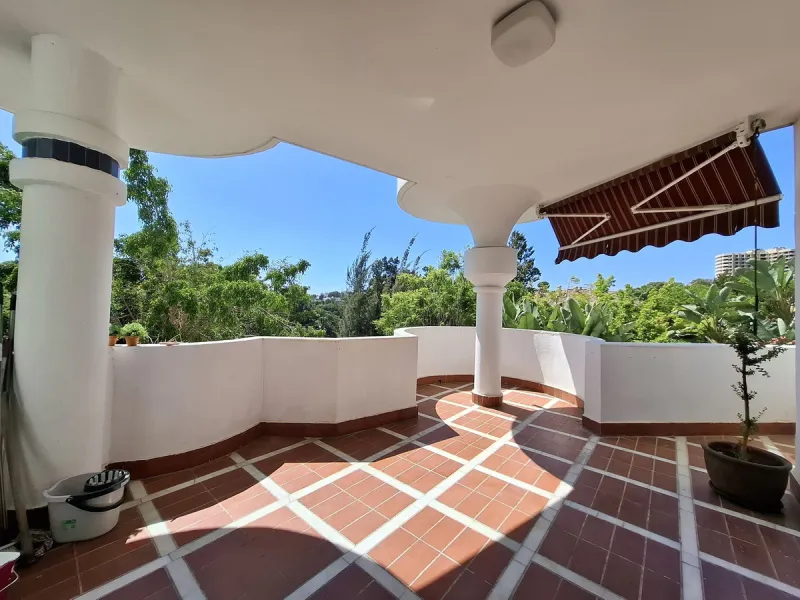 Corner ground-floor apartment with great potential and garden in Río Real, Marbella
