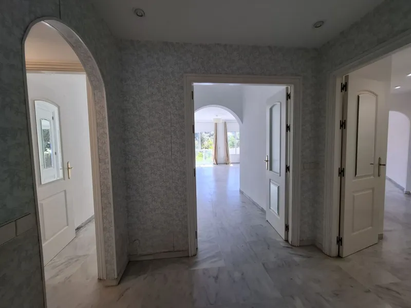 Corner ground-floor apartment with great potential and garden in Río Real, Marbella