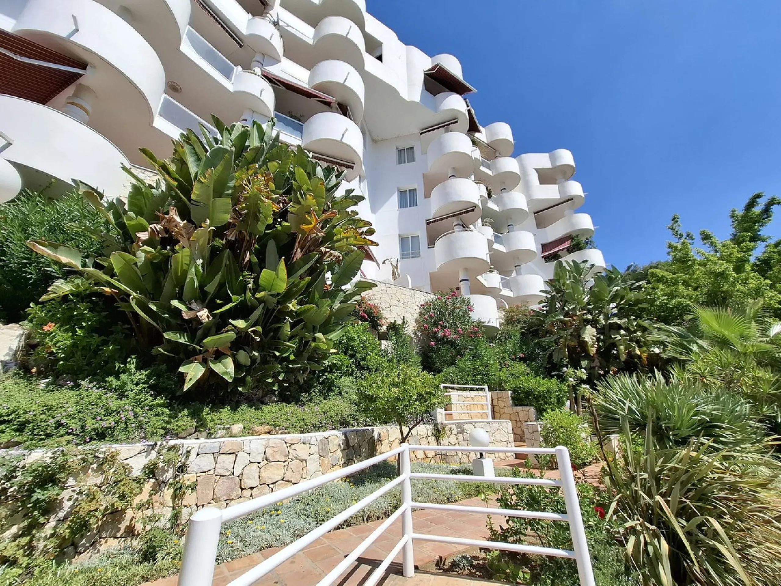 Corner ground-floor apartment with great potential and garden in Río Real, Marbella