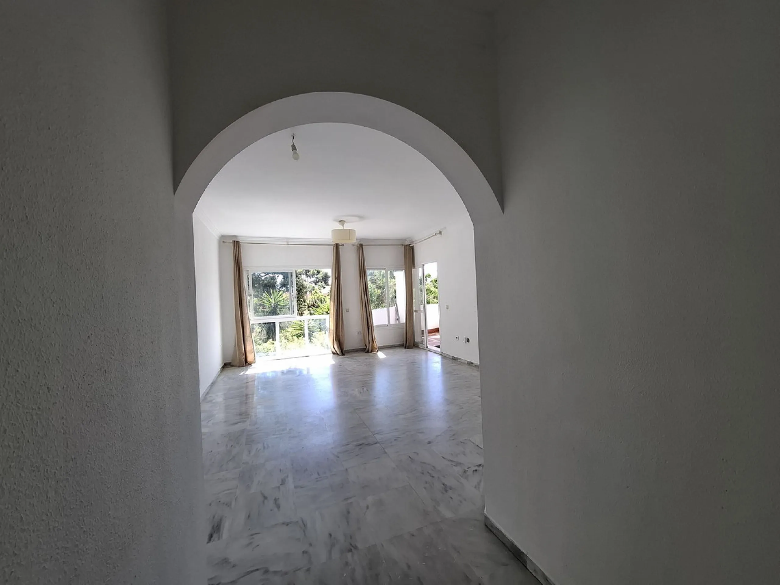 Corner ground-floor apartment with great potential and garden in Río Real, Marbella