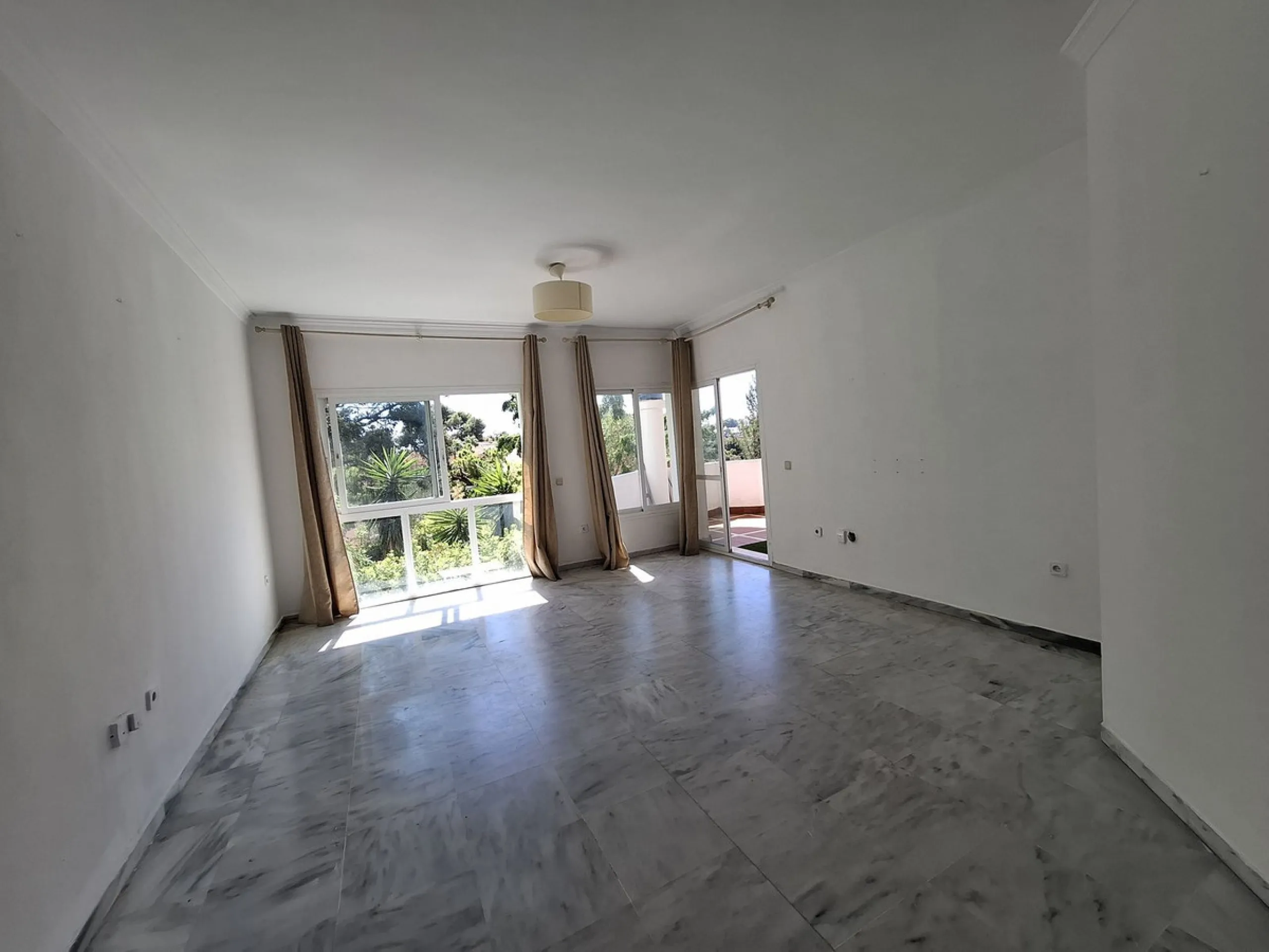 Corner ground-floor apartment with great potential and garden in Río Real, Marbella