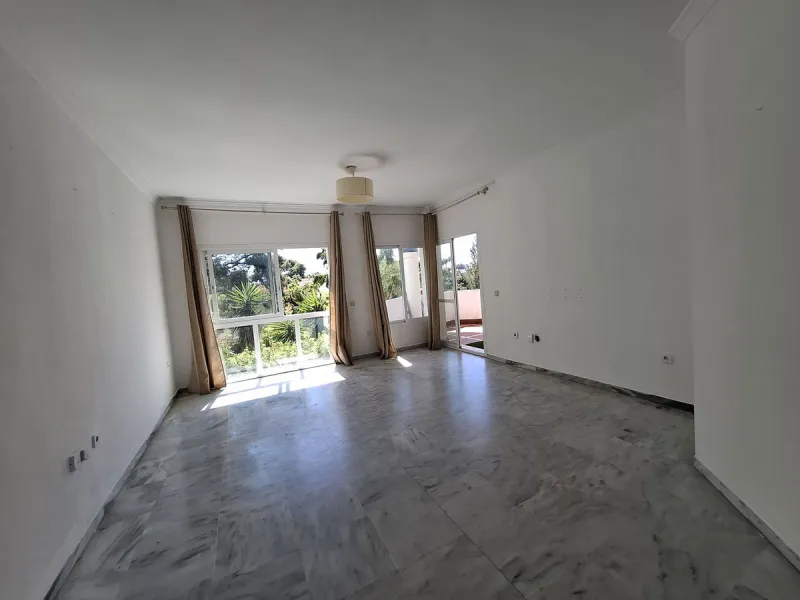 Corner ground-floor apartment with great potential and garden in Río Real, Marbella