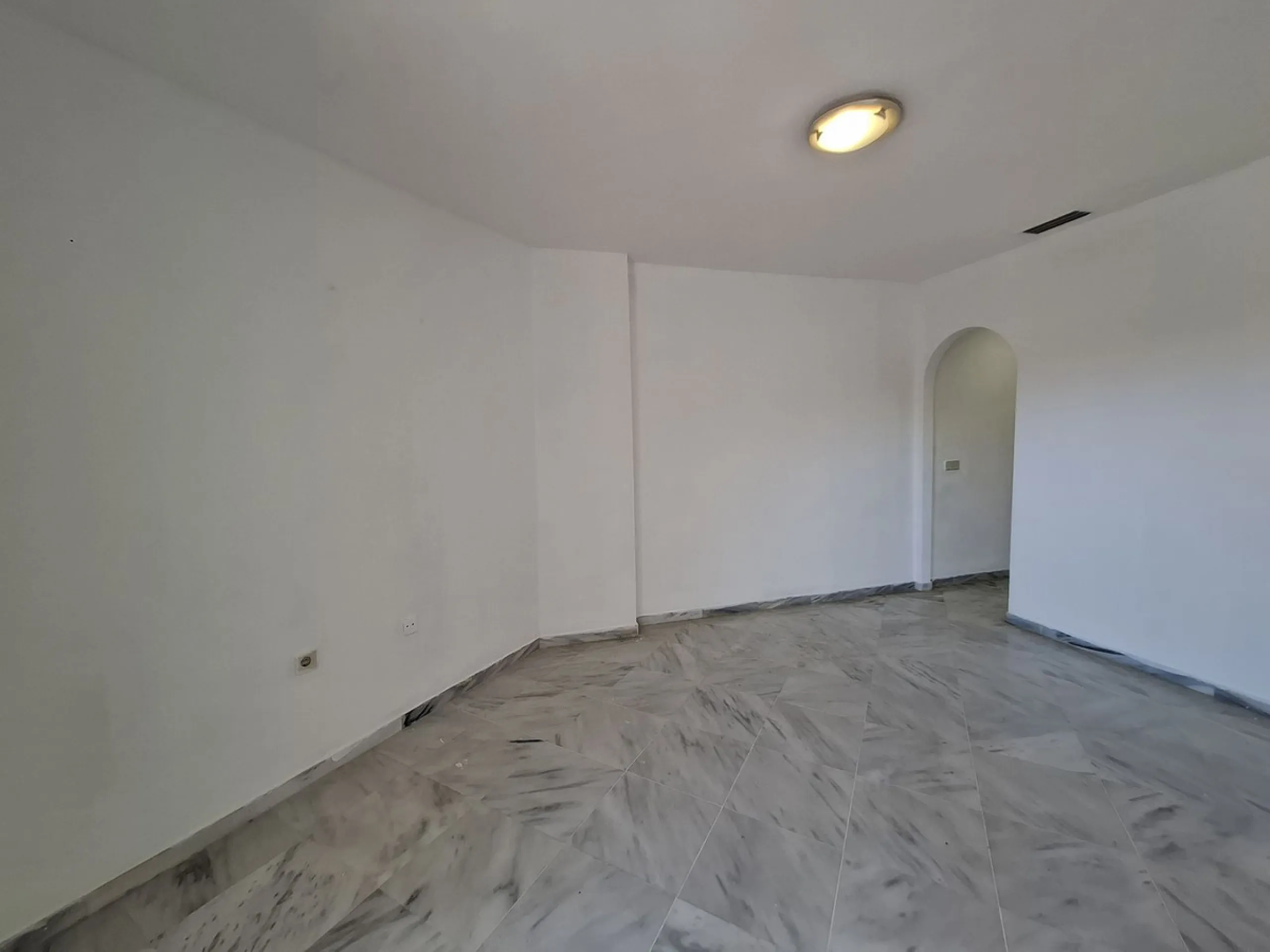 Corner ground-floor apartment with great potential and garden in Río Real, Marbella