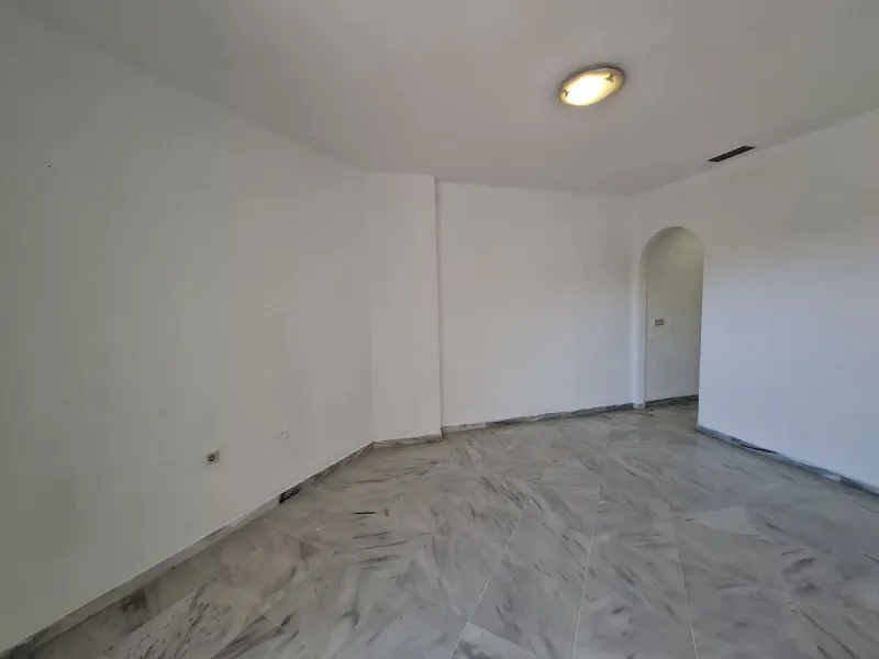 Corner ground-floor apartment with great potential and garden in Río Real, Marbella