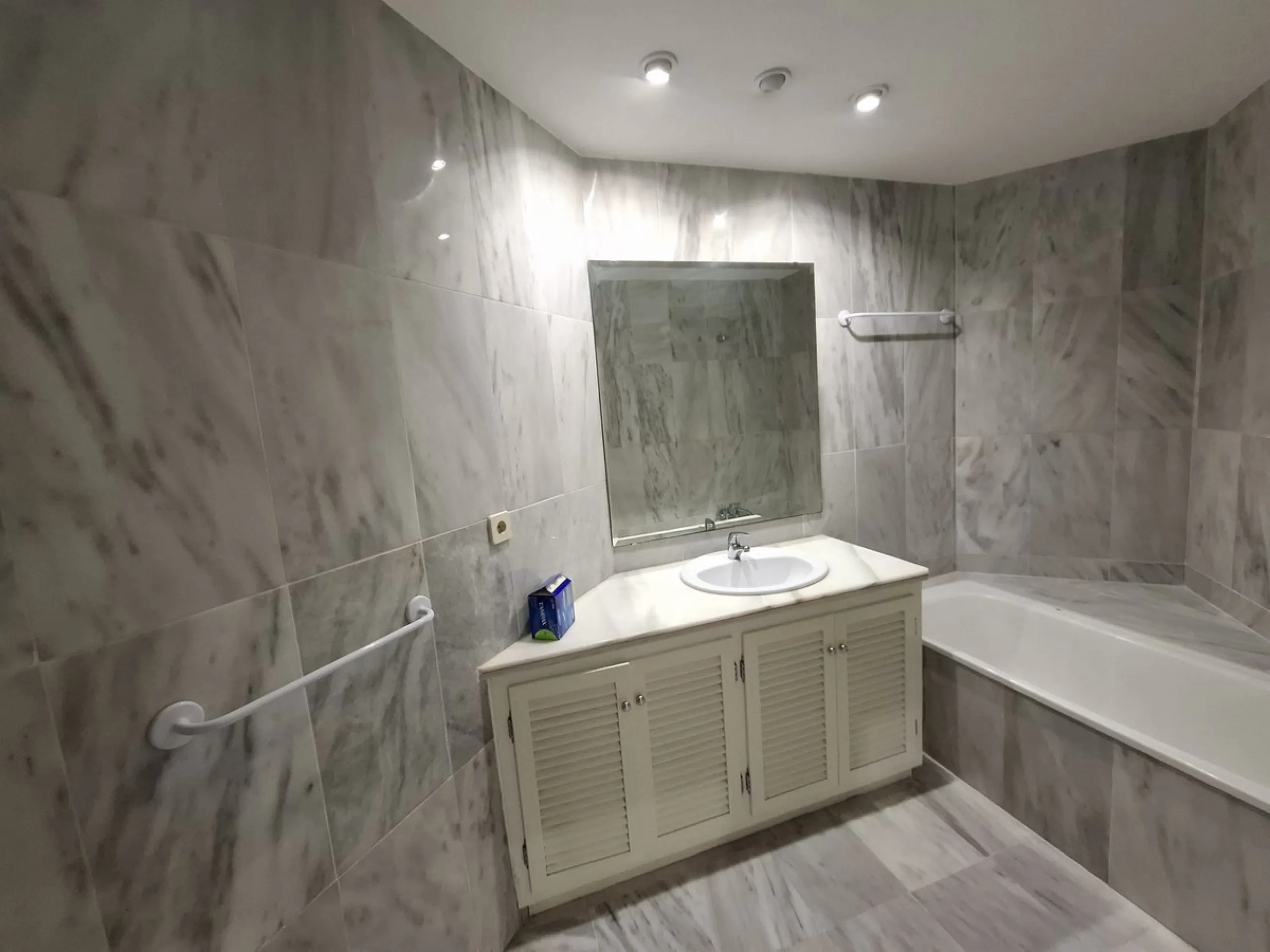 Corner ground-floor apartment with great potential and garden in Río Real, Marbella
