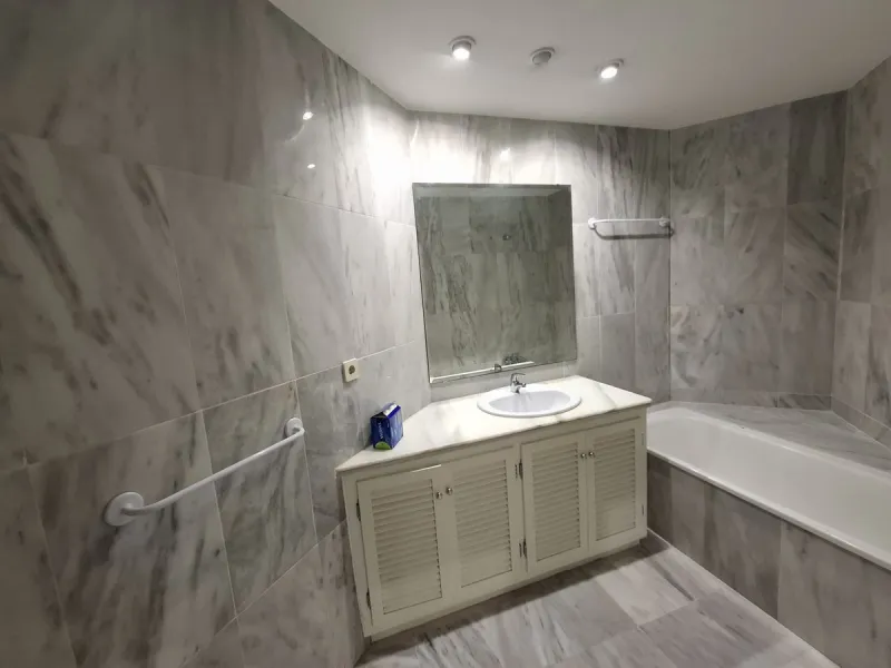 Corner ground-floor apartment with great potential and garden in Río Real, Marbella