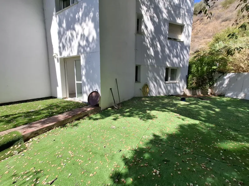 Corner ground-floor apartment with great potential and garden in Río Real, Marbella