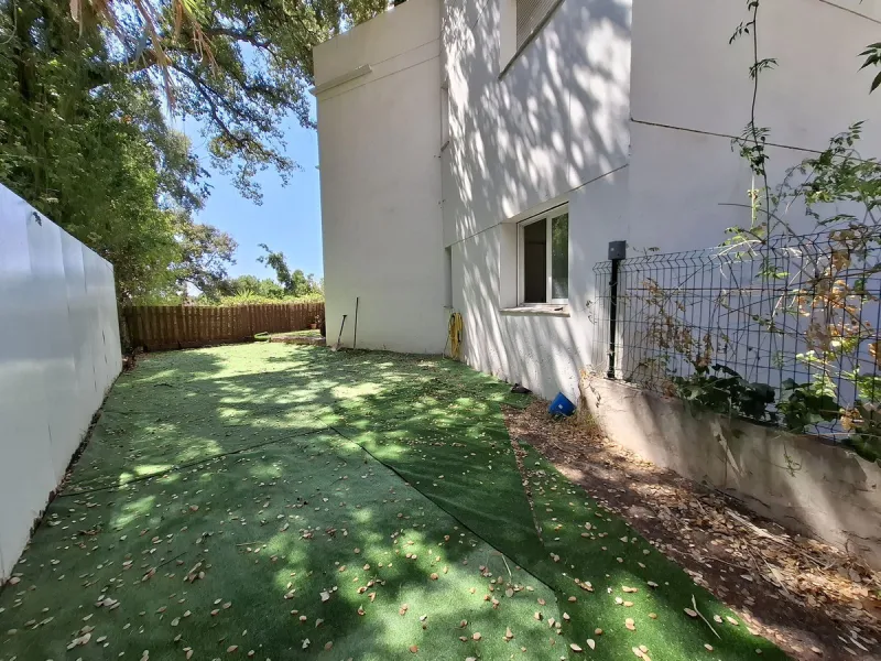 Corner ground-floor apartment with great potential and garden in Río Real, Marbella