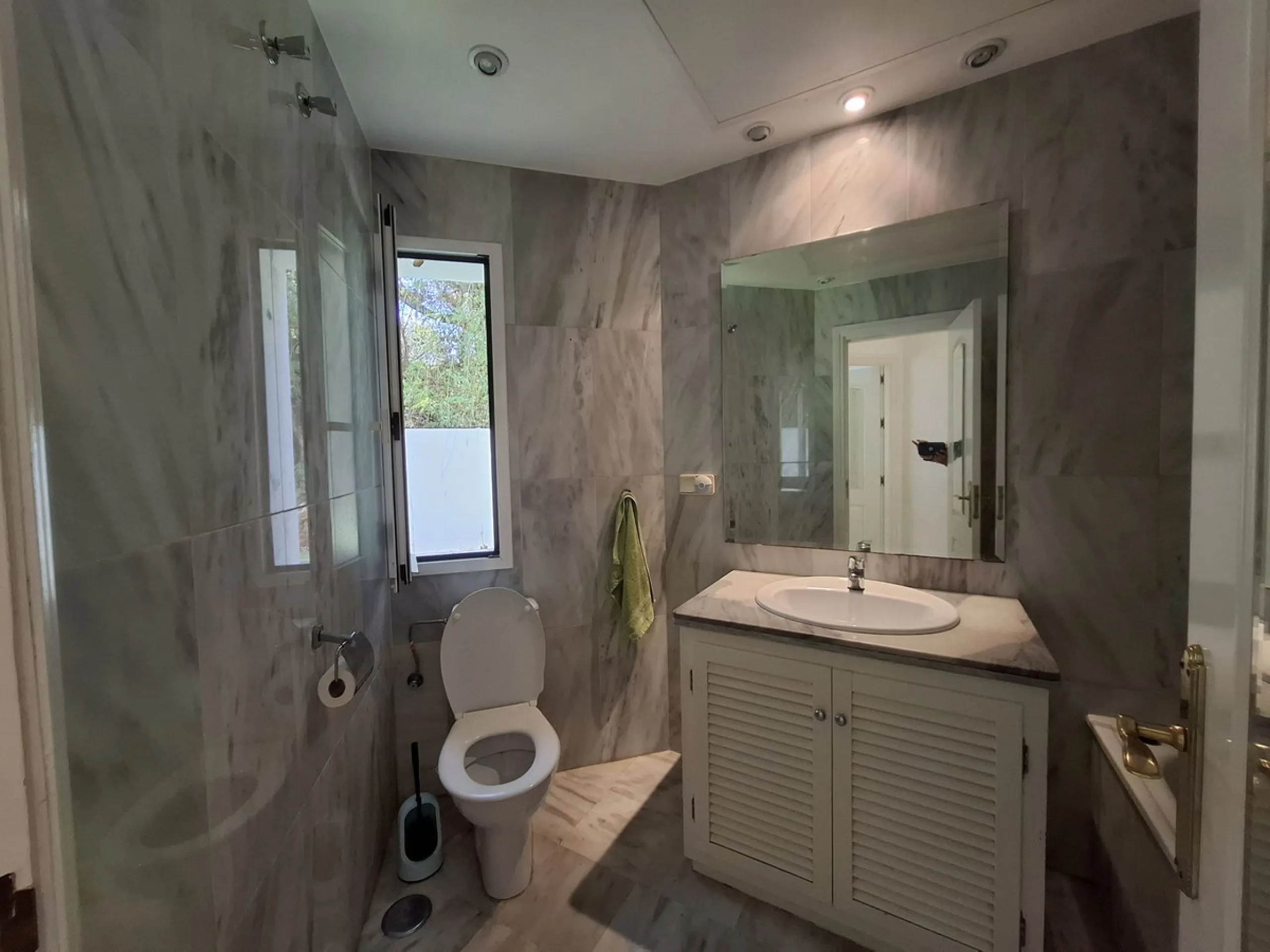 Corner ground-floor apartment with great potential and garden in Río Real, Marbella