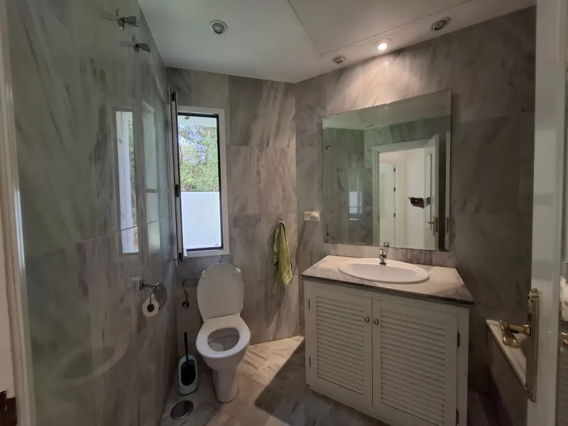 Corner ground-floor apartment with great potential and garden in Río Real, Marbella