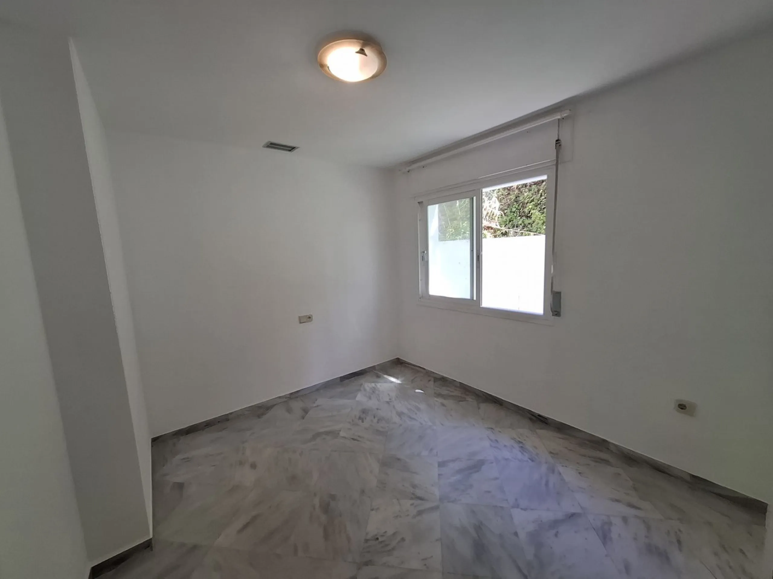 Corner ground-floor apartment with great potential and garden in Río Real, Marbella