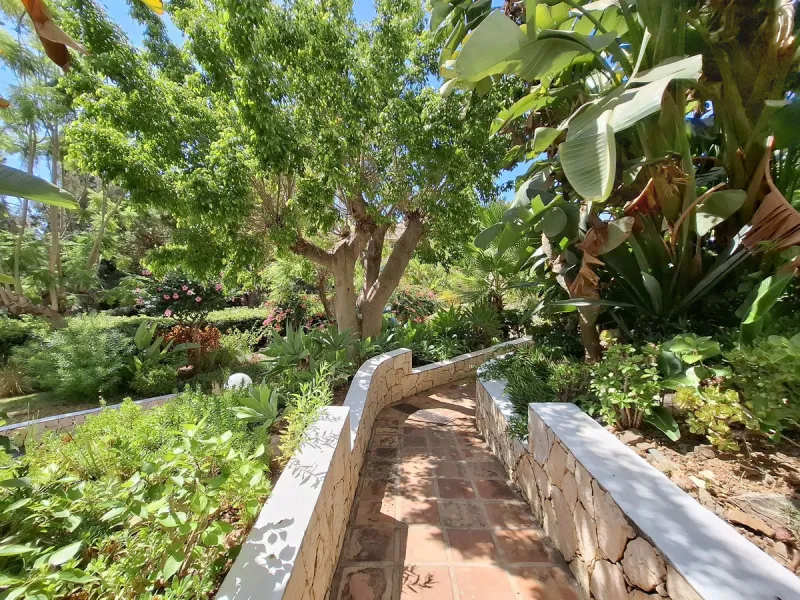 Corner ground-floor apartment with great potential and garden in Río Real, Marbella
