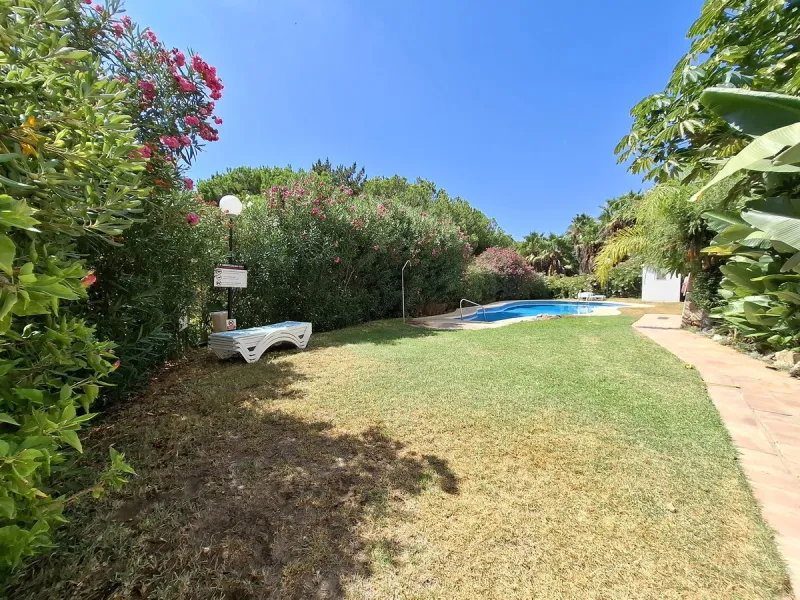 Corner ground-floor apartment with great potential and garden in Río Real, Marbella