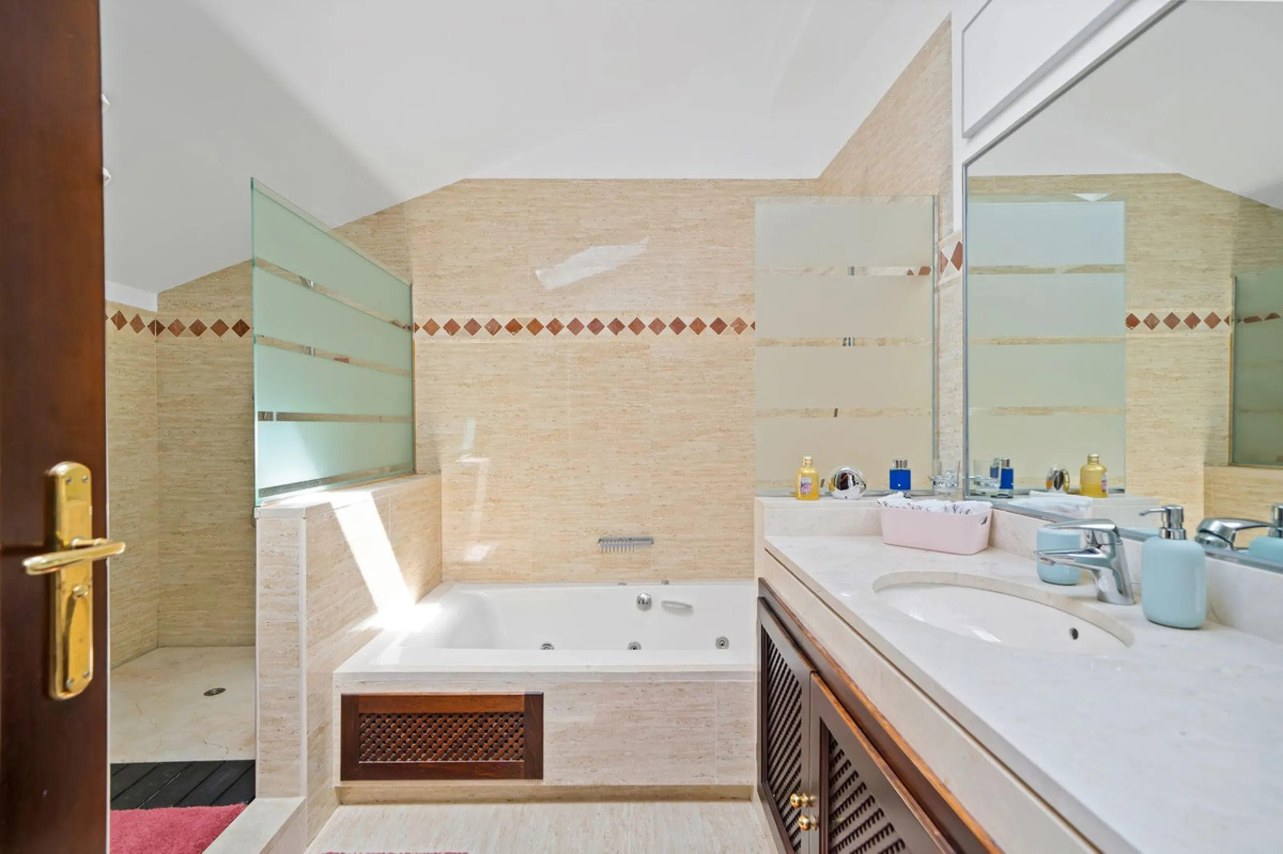 Apartment - Penthouse Duplex в продаже в Marbella, Málaga. В доме 3 спален и 2 ванных комнат. Площадь дома 169 м²
