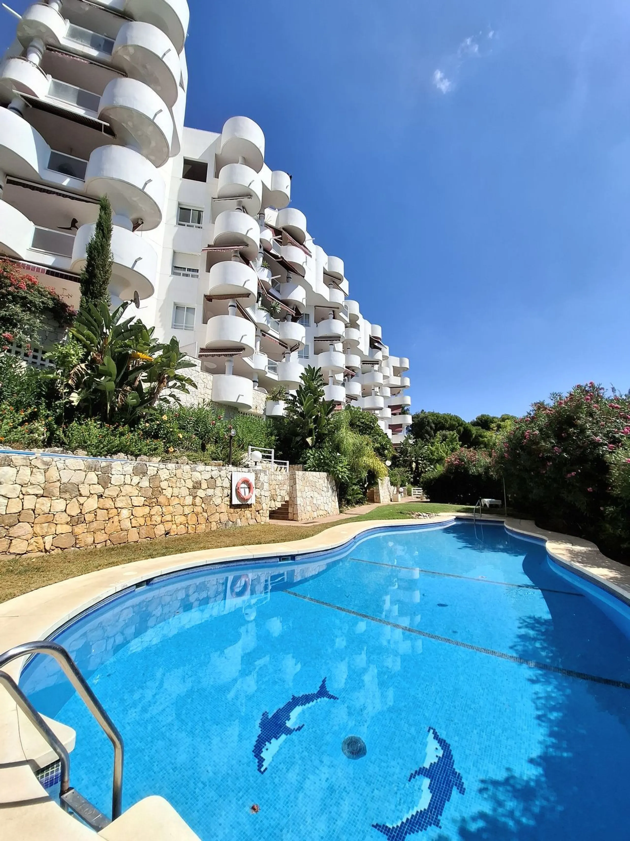 Corner ground-floor apartment with great potential and garden in Río Real, Marbella