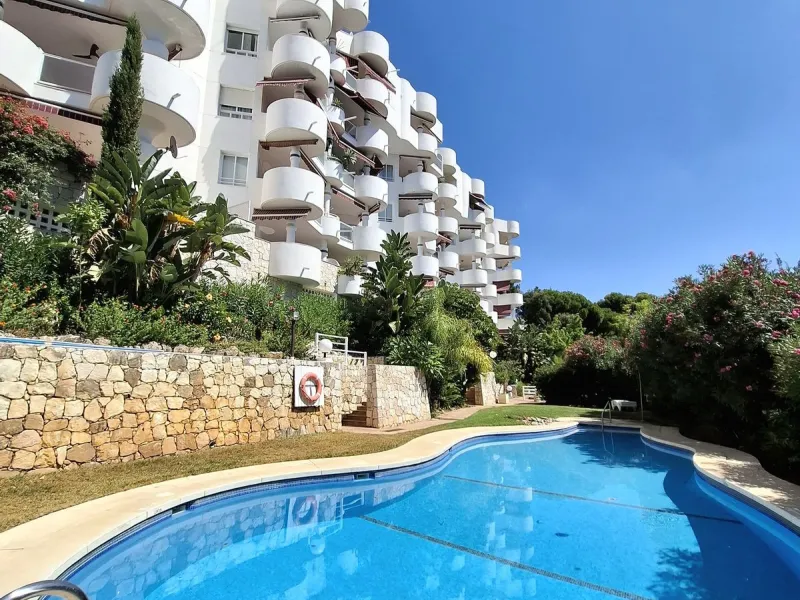 Corner ground-floor apartment with great potential and garden in Río Real, Marbella