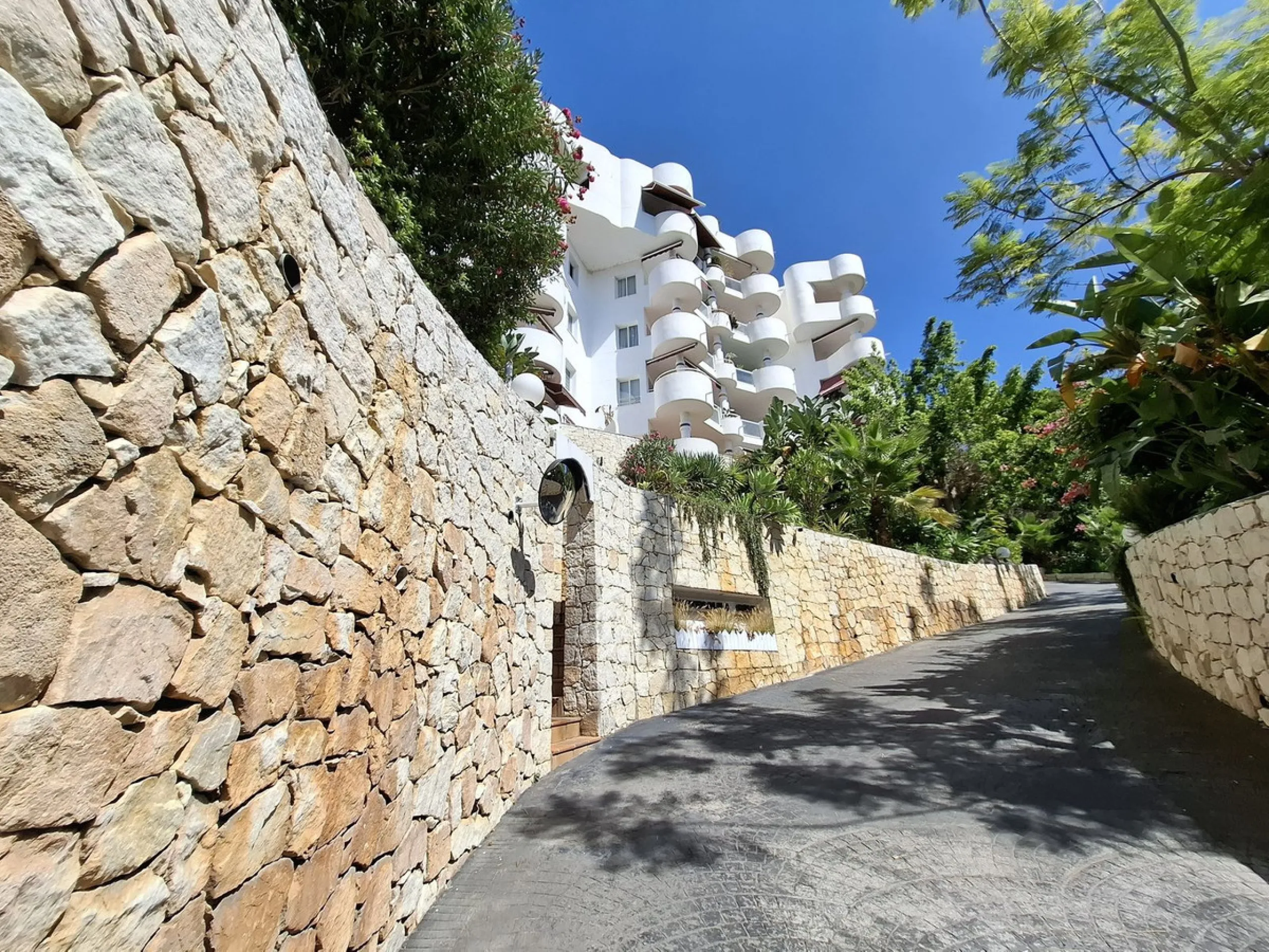 Corner ground-floor apartment with great potential and garden in Río Real, Marbella