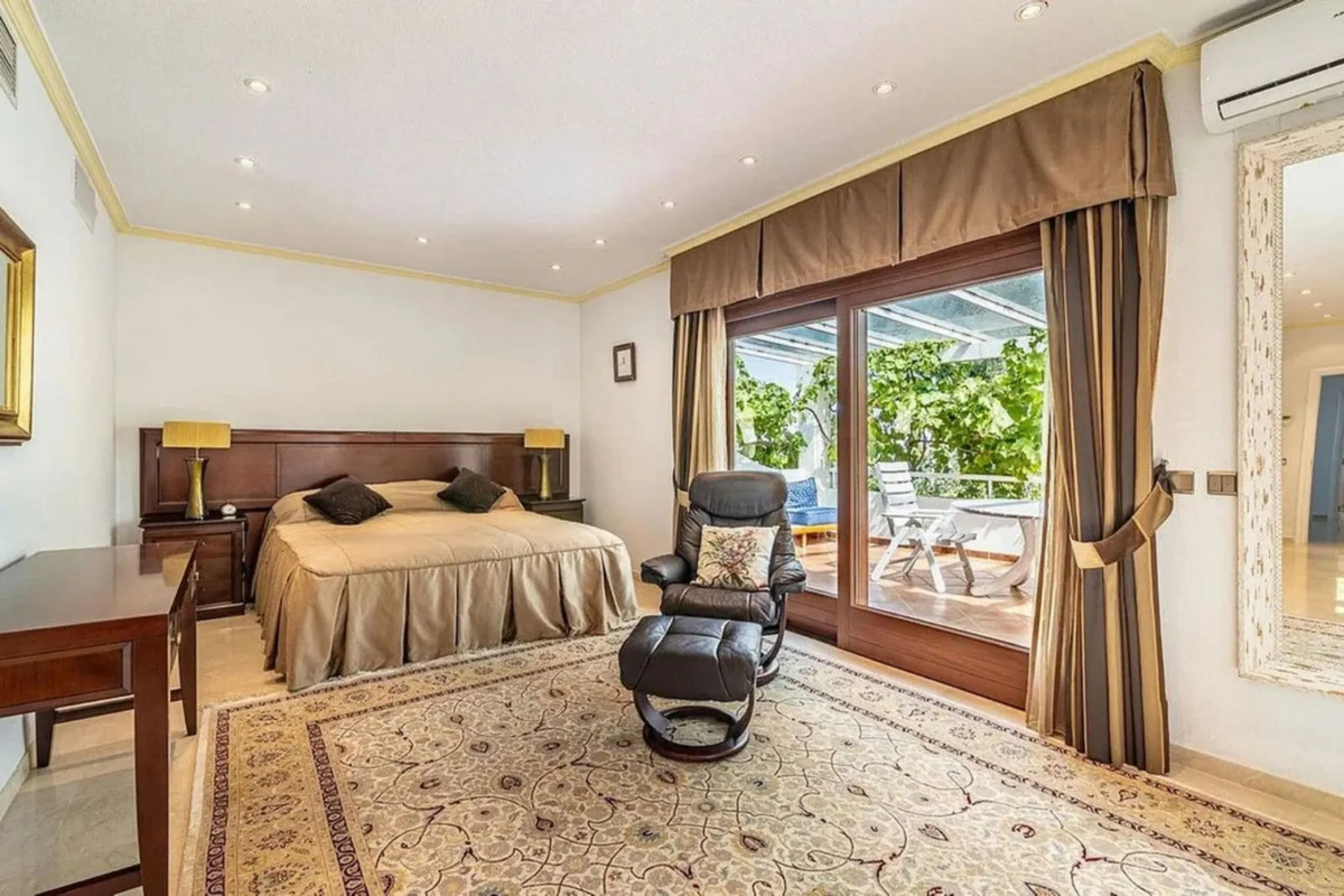 Located in the prestigious Villacana – Costalita – Saladillo area, this independent villa offers the perfect blend of space, comfort, and Mediterranean lifestyle.