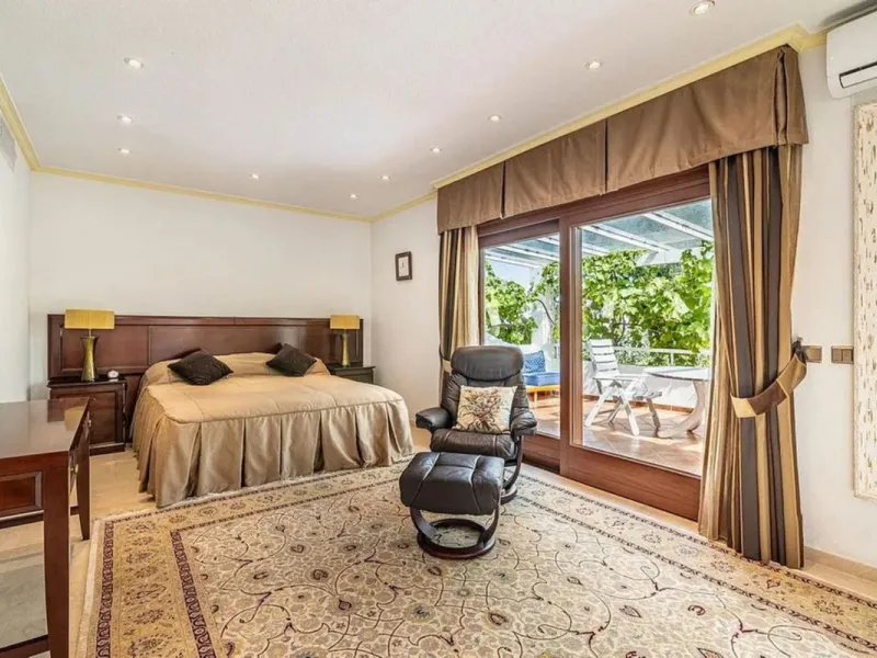 Located in the prestigious Villacana – Costalita – Saladillo area, this independent villa offers the perfect blend of space, comfort, and Mediterranean lifestyle.