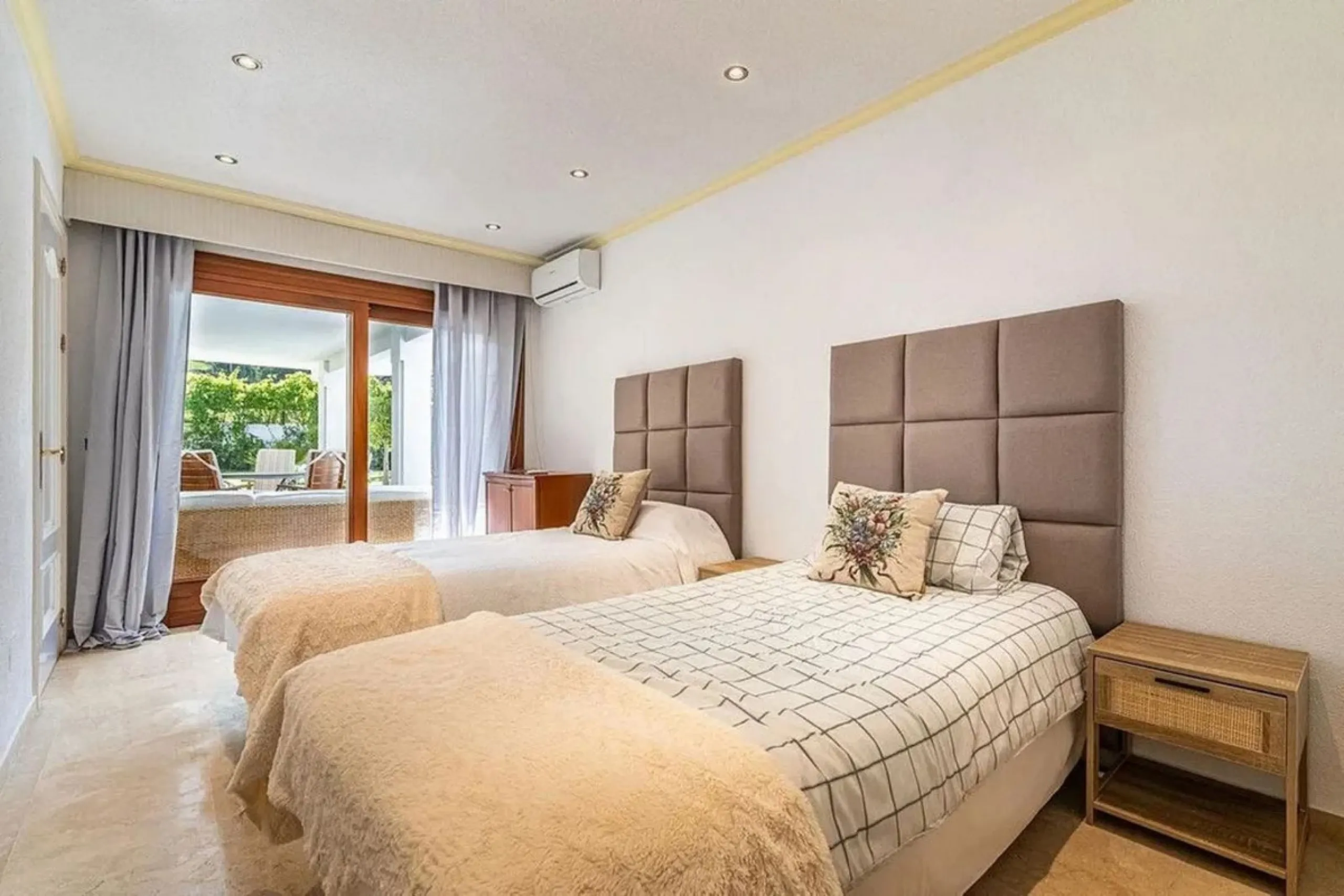 Located in the prestigious Villacana – Costalita – Saladillo area, this independent villa offers the perfect blend of space, comfort, and Mediterranean lifestyle.
