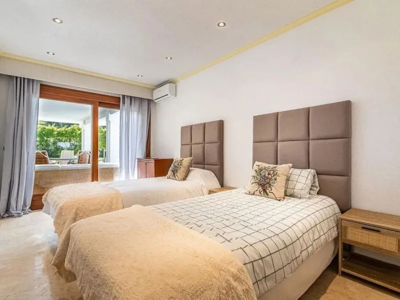 Located in the prestigious Villacana – Costalita – Saladillo area, this independent villa offers the perfect blend of space, comfort, and Mediterranean lifestyle.