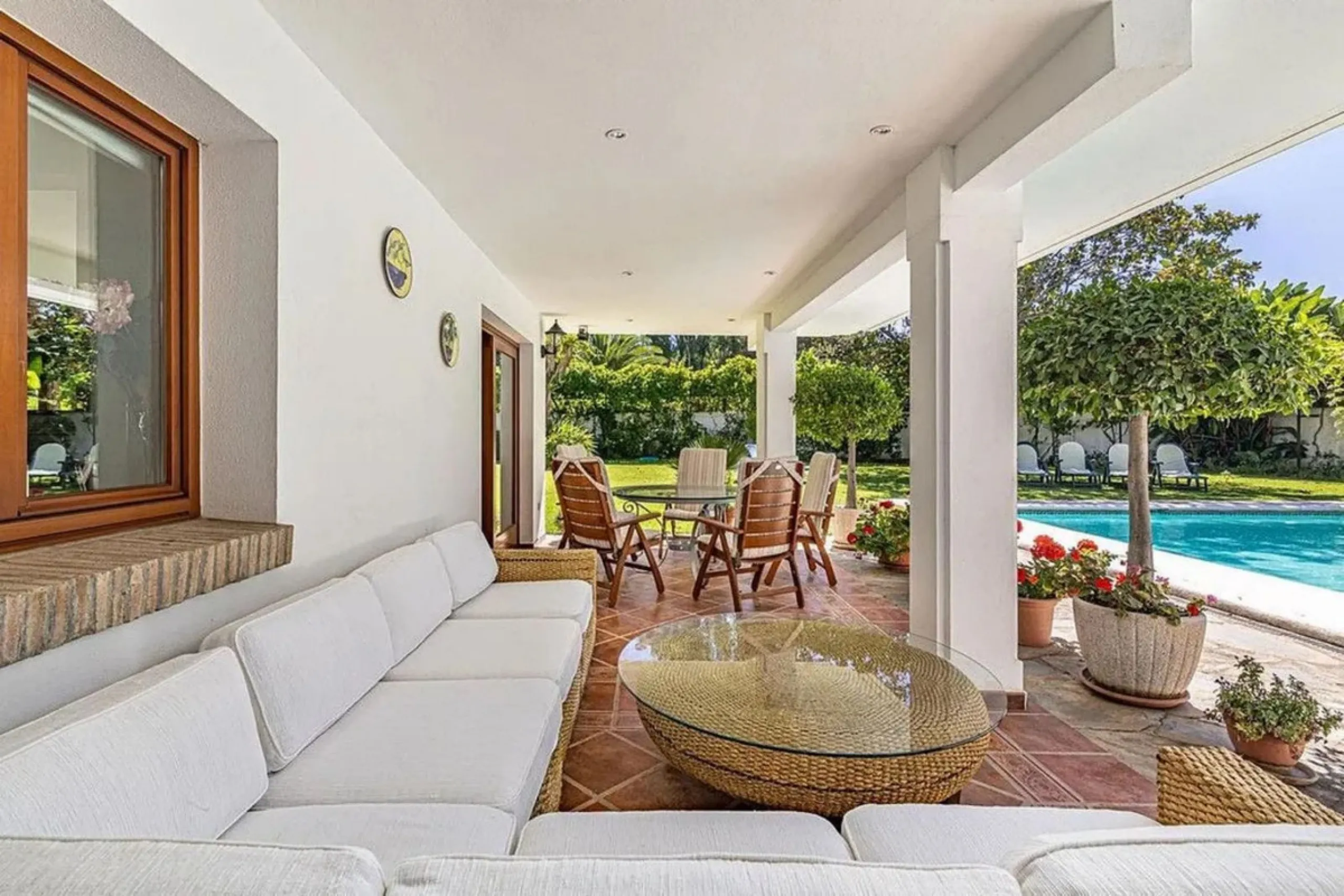 Located in the prestigious Villacana – Costalita – Saladillo area, this independent villa offers the perfect blend of space, comfort, and Mediterranean lifestyle.