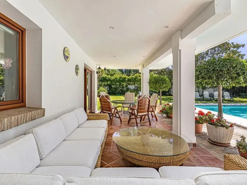 Located in the prestigious Villacana – Costalita – Saladillo area, this independent villa offers the perfect blend of space, comfort, and Mediterranean lifestyle.