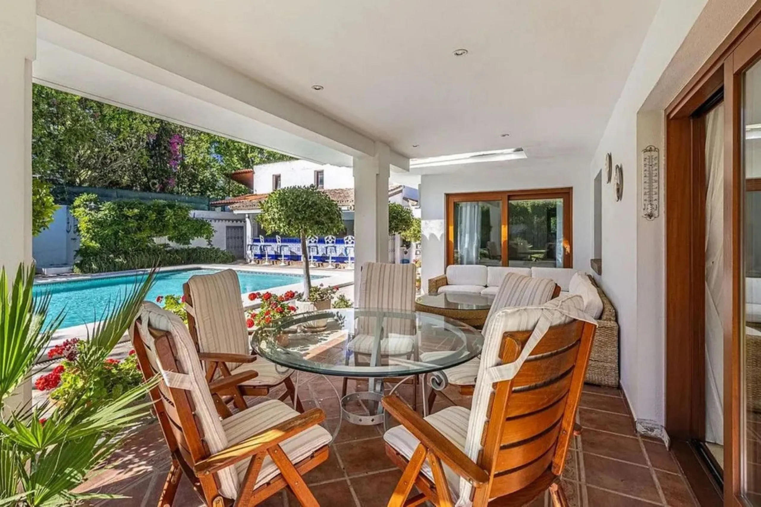 Located in the prestigious Villacana – Costalita – Saladillo area, this independent villa offers the perfect blend of space, comfort, and Mediterranean lifestyle.
