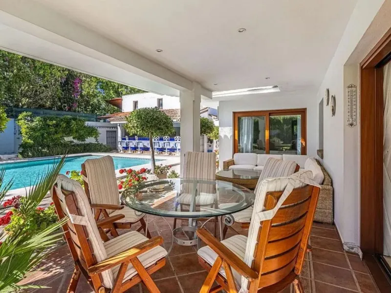 Located in the prestigious Villacana – Costalita – Saladillo area, this independent villa offers the perfect blend of space, comfort, and Mediterranean lifestyle.